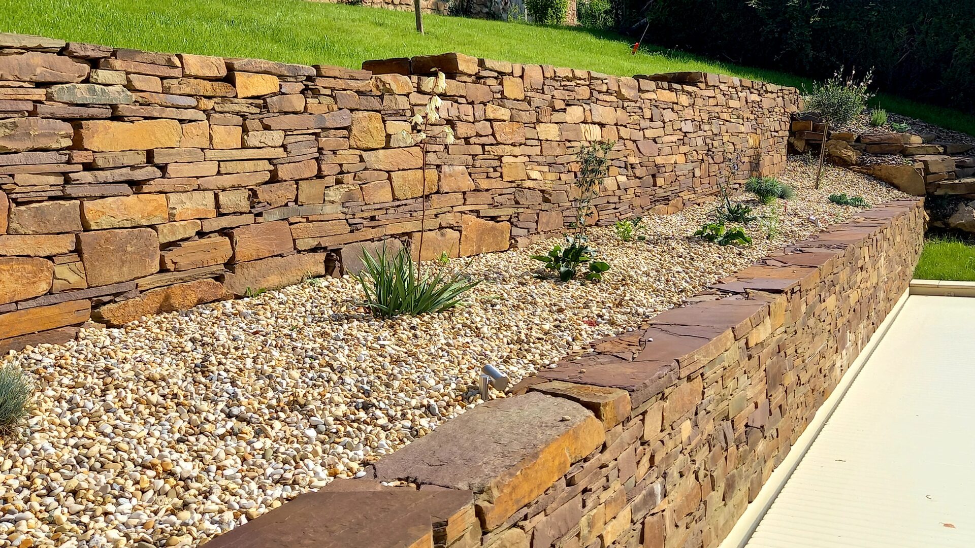 Amenagement de jardin roanne - muret en pierre